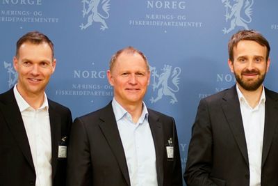 Beyonder-sjef Svein Kvernstuen (t.v.) og  Morrow-sjef Lars Christian Bacher er i gang med å bygge batterifabrikker. Her sammen med næringsminister Jan Christian Vestre (Ap).