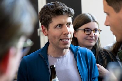 Sam Altman kan komme tilbake til ledelsen i OpenAI kort tid etter han fikk sparken, skriver flere medier. 