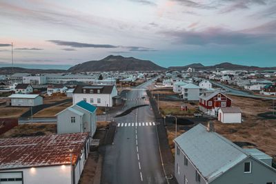 Dronebilde av Grindavik på Island i forrige uke. Innbyggerne i fiskerbyen med en befolkning på omtrent 3600 personer har blitt evakuert, og det kan ta flere måneder før de kan flytte tilbake, ifølge islandske medier.