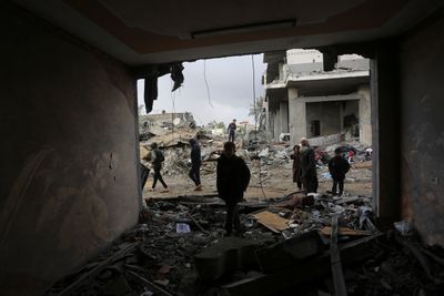 Palestinere ser på bygninger ødelagt i Israels bombing av Gaza 20. november 2023. 
Konflikten er fastlåst, og har vært det lenge, men nå vil FN bruke kunstig intelligens for å forstå den bedre.