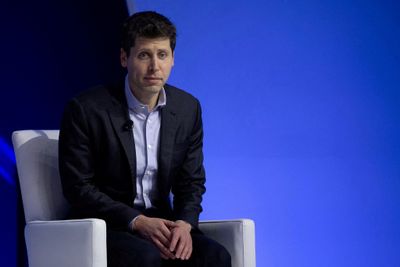 Sam Altman gjør comeback som sjef i OpenAI etter å ha blitt sparket. Her er han avbildet under en konferanse i San Francisco tidligere denne måneden.