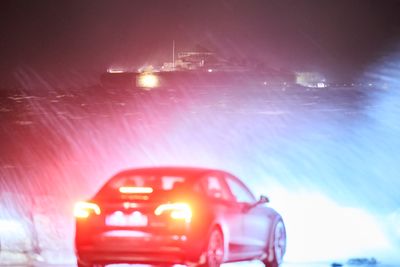 Veistrekninger over hele landet, men spesielt i Finnmark, er stengt etter at det meldte uværet har kommet. Det kan bli kolonnekjøring på kort varsel over både Hardangervidda og Vikafjellet