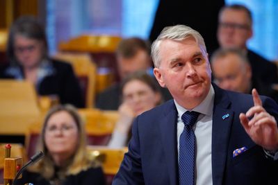 Trond Helleland, transportpolitisk talsperson for Høyre, mener regjeringen bør skrote tanken om å slå sammen Flytoget og Vy etter ny rapport.