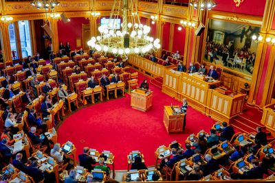 Det kan gå mot brede politiske forlik om kunstig intelligens på Stortinget. Bildet er tatt under besøket fra Finlands utenriksminister tidligere i november.