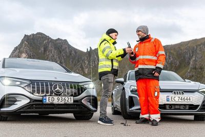 Senioringeniør Nicolai Gerrard i Nkom (til venstre) og Tomas Levin i Statens vegvesen har vært med på å arrangere jammetester på Andøya de siste årene. Til neste år arrangeres det tester også i USA.