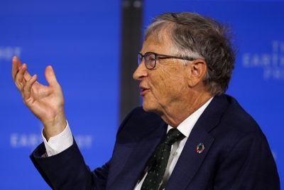 Bill Gates, som er grunnlegger og tidligere administrerende direktør i Microsoft, har tidligere uttalt at han er skeptisk til kunstig intelligens, men han tror også den rivende teknologiutviklingen kommer til å føre flere gode ting med seg.