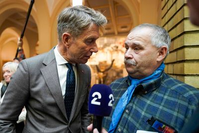 Olje- og energiminister Terje Aasland (Ap)(t.v.) da han møtte lederen av Fosen reinbeitedistrikt Terje Haugen i Stortingets vandrehall i oktober under demonstrasjoner.