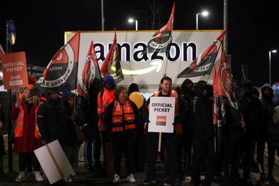 Amazon-ansatte streiker for høyere lønn og bedre arbeidsforhold. Her fra dagens streik i britiske Coventry.