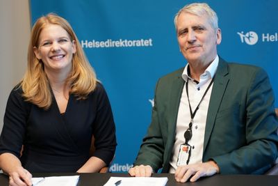 Twoday skal levere både utviklerteam og en funksjon for å drive frem effektivisering og standardisering i Helsedirektoratet. Her Kristin Nyberg, administrerende direktør i Twoday og Olav Slåttebrekk assisterende helsedirektør.