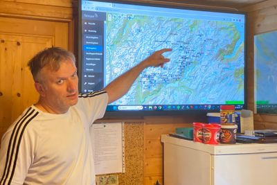 Morgenmøtet: Under ettersankingen i Nordhordland Beitelag leder Øystein Hennø morgenmøtet. Han benytter storskjerm, som viser markeringer fra sauenes radiobjeller, til planlegging av dagens leteruter i fjellet.