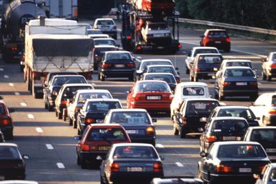 Biltrafikk er en vesentlig årsak til dårlig luftkvalitet, ifølge nok en EU-rapport. 