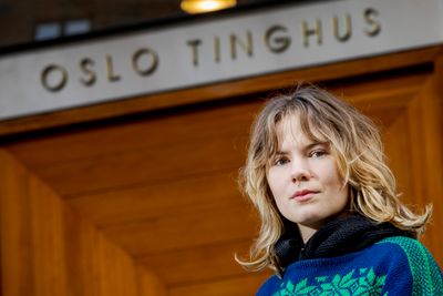 Gina Gylver, leder i Natur og ungdom, har tro på full seier, når det nye klimasøksmålet starter i Oslo tingrett tirsdag. Sammen med Greenpeace håper de å få medhold i at godkjenningen av tre oljefelt ikke er klimautredet og godkjennelsene ugyldige. 