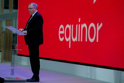 Tidligere konsernsjef Eldar Sætre presenterte det nye selskapsnavnet Equinor på et allmøte i Stavanger 15. mars 2018.