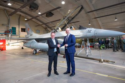 Pressedag i forbindelse med salg og overføring av de første F-16 til Romania. Forsvarsminister Bjørn Arild Gram og romanias ambassadør Cristian Bădescu.