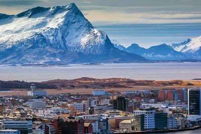 Bodø er fylkeshovedstaden i Nordland og et knutepunkt for administrativ ledelse i fylket.