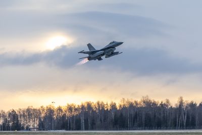 De første F-16 som Norge har solgt tok av fra Rygge flystasjon onsdag formiddag og satte kursen mot Romania.