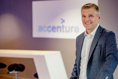 CEO i Accenture Norge, Torbjørn Eik-Nes, har grunn til å smile, etter å ha inngått nok en stor avtale om databistand til Statens vegvesen.