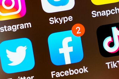 Meta, som eier Facebook og Instagram, ber nå brukerne velge mellom å betale for å slippe reklame og å fortsatt la seg overvåke. Det mener mange europeiske forbrukerorganisasjoner strider med loven.
