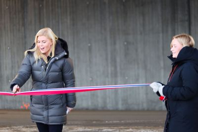 Fylkesordfører Kristina Torbergsen (Ap) klippet snora og markerte åpningen av skredoverbygget.