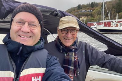Kronikkforfatter og kommunikasjonsrådgiver Trond Albert Skjelbred og faren Arne Skjelbred på båttur – denne gangen uten den ulende alarmen han skriver om. 