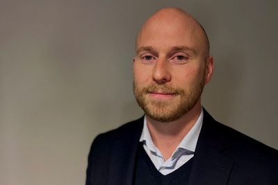 Kronikkforfatteren Martin Albert-Hoff er avdelingsdirektør for Nasjonalt cybersikkerhetssenter i NSM. I kronikken kommer han med tre råd for digital beredskap gjennom julen.