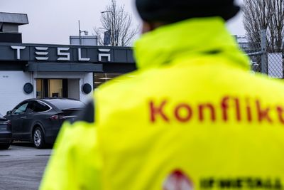 En streikevakt fra IF Metall utenfor Teslas lokaler i Malmø.
