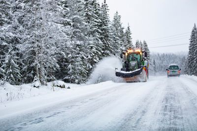 Vinterlige og glatte forhold på mange veier for tiden, som her mellom Lillehammer og Mesnali. 