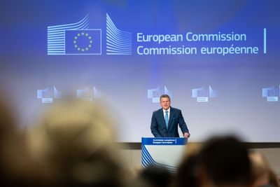 EU-kommisjonens visepresident Maroš Šefčovič la frem Kommisjonens forslag til endringer i avtalen med britrene om batterier, men så ikke for seg en løsning på den norske batterifloken.