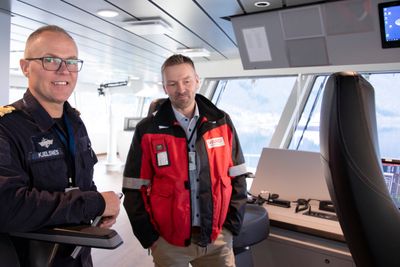 Skipssjef Kjell Ivar Kjelsnes og verftssjef Ronny O. Langset på brua til KV Bjørnøya som har toppfart på 22 knop, velutstyrt trimrom og bysse som kan betjene et lite cruiseskip.