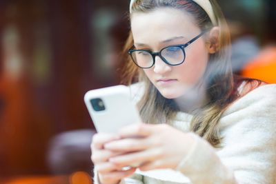 Elever i den svenske grunnskolen må snart legge fra seg mobilen i skoletida.