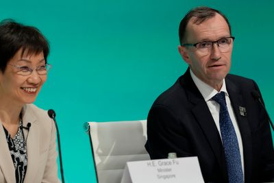 Utenriksminister Espen Barth Eide leder Norges delegasjon i innspurten av klimaforhandlingene i Dubai. I tillegg leder han viktige samtaler på møtet om utslippsreduksjoner sammen med Singapores miljøminister Grace Fu. Norge har fått krass kritikk fra Bolivias sjefforhandler Diego Pacheco.