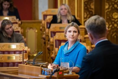 Sofie Marhaug (Rødt) og olje- og energiminister Terje Aasland (Ap) under den muntlige spørretimen i Stortinget 25. oktober. Tirsdag blir det et nytt møte mellom de to i Stortinget når spørsmålet om strømkablene mellom Norge og Danmark blir tema.