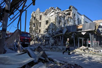 Redningsarbeidere med en ødelagt bygning etter russisk missilangrep mot Pokrovsk i Donetsk i august 2023.