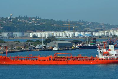 MT Strinda er på 20.000 dødvekttonn med tanker i rustfritt stål.  Det er eid av Mowinckel Chemical Tankers AS i Bergen. Skipet ble bygget i Japan i 2006.