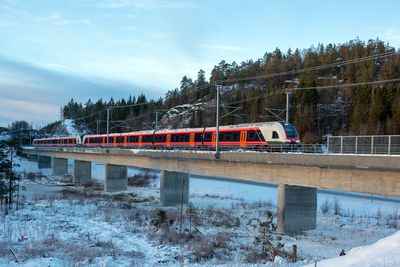 Vestfoldbanen mellom Larvik og Porsgrunn ble stengt mandag forrige uke fordi signalanlegget manglet godkjenning. Torsdag ble den åpnet igjen med midlertidig godkjenning.