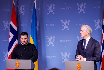 Ukrainas president Volodymyr Zelenskyj sammen med statsminister Jonas Gahr Støre (Ap).