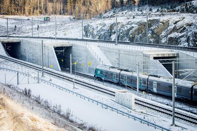 Bane Nor vil stenge ett tunnelløp i Blixtunnelen fra og med 15. april ut året for å skifte strømlinene i tunnelen.