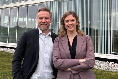 Administrerende direktør Ole Petter Saxrud i Atea Norge sammen med påtroppende regiondirektør Ane Marte Hausken. Begge er godt fornøyd med signeringen.