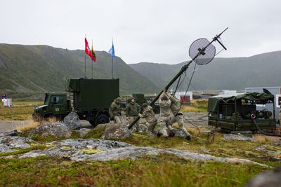 Soldater fra det litauiske luftforsvaret gjør alt utstyret klart før deres aller første skarpskyting med Nasams på Andøya 12. september 2023.