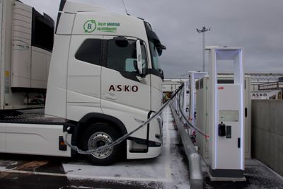 En elektrisk lastebil lader på Askos anlegg. Nå skal det bygges slike ladestasjoner som er tilgjengelige for alle kjøretøy over 3,5 tonn.