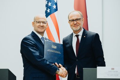 Den amerikanske ambassadøren til Latvia, Christopher Robinson (t.v) og Latvias forsvarsminister Andris Sprūds inngår avtale om NSM-basert kystartilleri.

Foto: Armīns Janiks (Aizsardzības ministrija)