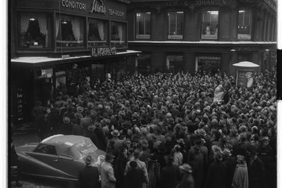 Folk samlet seg på Egertorvet for å se de første norske fjernsynsbildene, 12. januar 1954. 