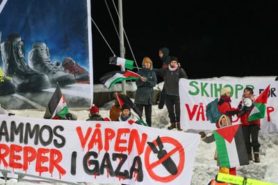 Demonstranter har også tidligere aksjonert mot den norske våpenprodusentens rolle i krigen på Gaza. Her under verdenscuprennet for menn i store Lysgårdsbakken HS 140 på Lillehammer tidligere i desember.
