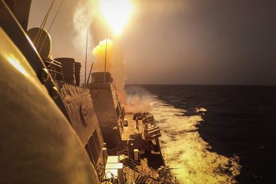 Den amerikanske destroyeren USS Carney (DDG-64) skuyter ned både houthi-missiler og droner i Rødehavet. USA ber flere land bidra til sikkerheten for sivil skipsfart i området. Houthiene støtter plaestinerne i konflikten på Gaza-stripen.