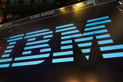 IBM gjør et strategisk oppkjøp av integrasjonsverktøy fra tyske Software AG. Bildet viser logoen på børsen i New York, der IBMs aksjekurs har steget 15 prosent i 2023 til en markedsverdi på drøyt 148 milliarder dollar.