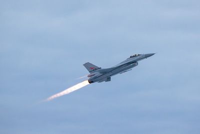 Dette F-16-flyet skal om kort tid til Danmark for å brukes til opplæring av ukrainske flygere.