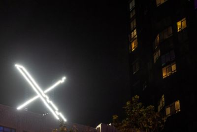X logoen lyser opp nattehimmelen over hovedkvarteret i San Francisco men i morgentimene torsdag er plattformen nede.