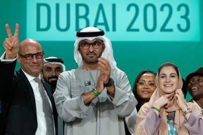 Så fornøyd var de ved avslutningen av klimakonferansen COP28, FNs klimasjef Simon Stiell, COP28-president Sultan al-Jaber og De forente arabiske emiraters sjefforhandler Hana Al-Hashimi.