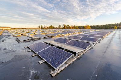 Store solcelleinstallasjoner i kombinasjon med batterilagring kan utkonkurrere annen energiproduksjon. Bildet viser Asko sentrallager Vestby.