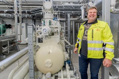 Varmepumpa dekker hele fabrikkens behov for oppvarming og varmtvann, forteller Terje Magnussen, kjøleteknisk leder i Diplom-Is.
